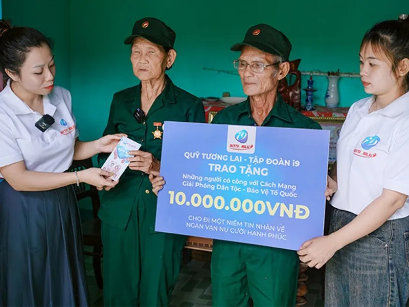 Hình ảnh nhân viên hỗ trợ khách hàng sẵn sàng trợ giúp